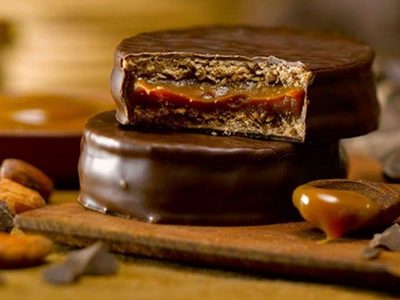 Dejá a todos boquiabiertos con estos alfajores de fernet: rendidores, fáciles y tremendamente ricos