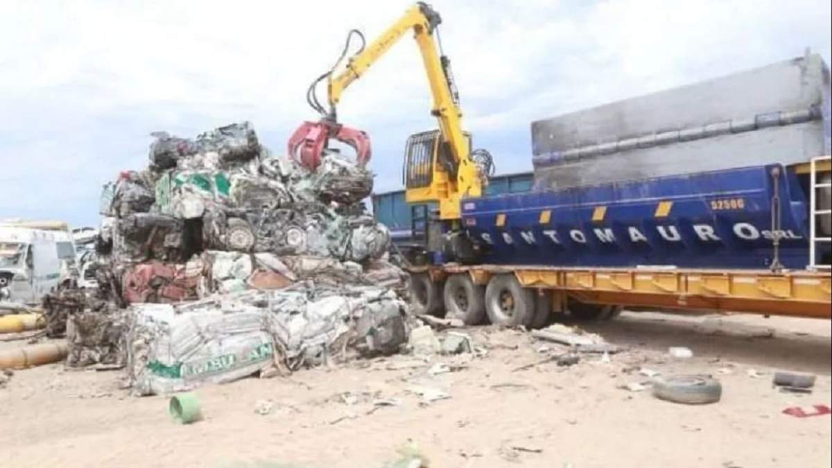La compactadora elimina vehículos y autopartes secuestrados por abandono, infracciones o causas judiciales. Fuente: (Noticias Nqn)