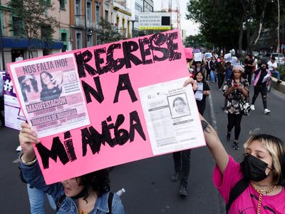 Frente a la FGJ, familiares exigen la búsqueda de la rapera “Inof”