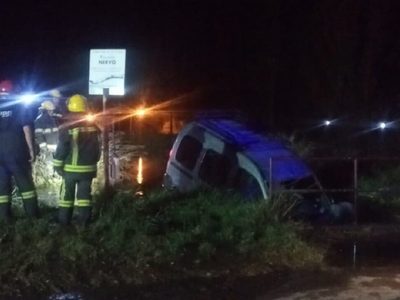 Conductor alcoholizado cayó con su camioneta a un canal de riego de Vista Alegre
