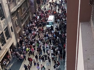 Desalojo masivo en dos antros de Plaza Madero; reportan ocho jóvenes intoxicados