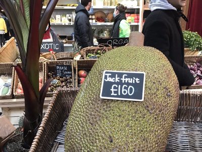 Por qué esta fruta cuesta 200 dólares en el Reino Unido, pero en Brasil se pudre en las calles