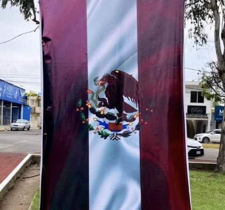Una de las ocho banderas pintadas de guinda