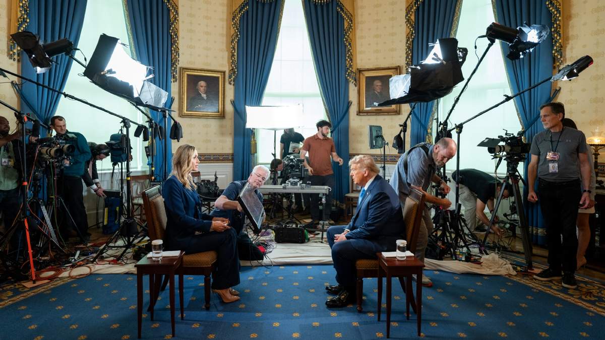 El presidente Donald Trump concedió una entrevista a su nuera Lara Trump en el canal Fox News