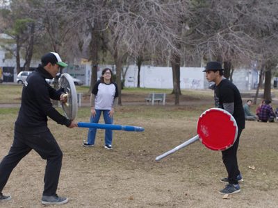 Softcombat: las peleas medievales con espadas y escudos que se realizan en el Parque Central