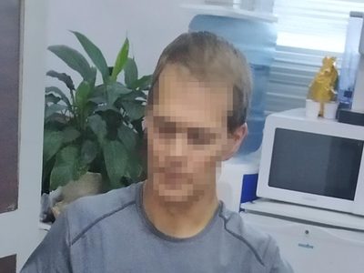 Detienen a estadunidense que pretendía viajar con una niña sin ser su pariente o tutor