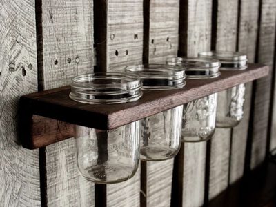 Organizador con frascos de vidrio y una tablita de madera: un proyecto DIY para ordenar el baño y sumar estilo sin esfuerzo
