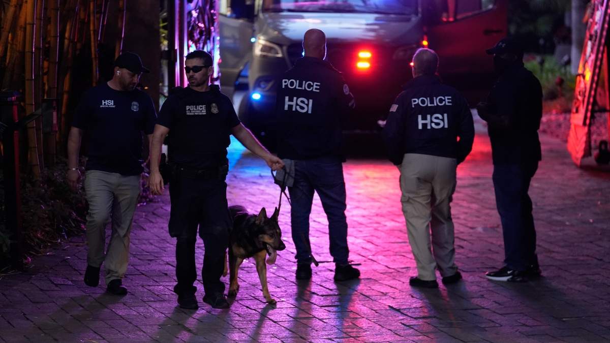 Agentes federales en la entrada de una propiedad perteneciente al rapero conocido también como Puff Daddy o P. Diddy