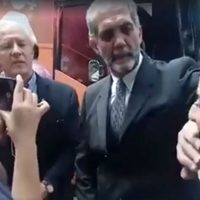 Presidente de Confamilia le tapa la boca a una mujer que lo increpó por matrimonio homosexual (video)