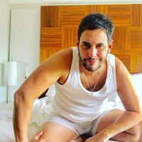 Con tonos blancos y muebles modernos, Rodrigo Lussich decoró su cálido departamento