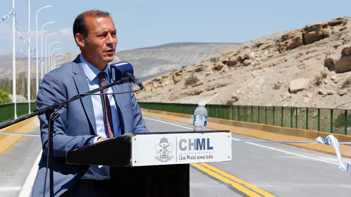 El gobernador Omar Gutiérrez durante el acto de inauguración en Chos Malal. Fuente: (Twitter)