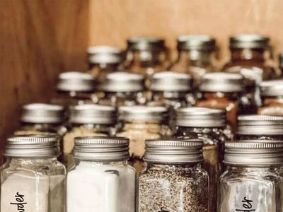 Resisten al agua: creá tus propias etiquetas para tus frascos de cocina con este sencillo trucazo