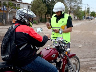 Locura en Neuquén Capital: una motociclista golpeó a efectivos durante un control