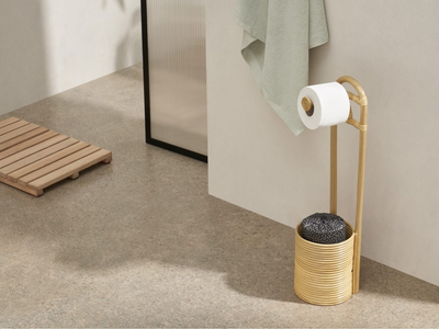 Con una tapita plástica, hilo y pegamento, hacé este portarrollo para el baño y dale un toque deco sin gastar fortuna