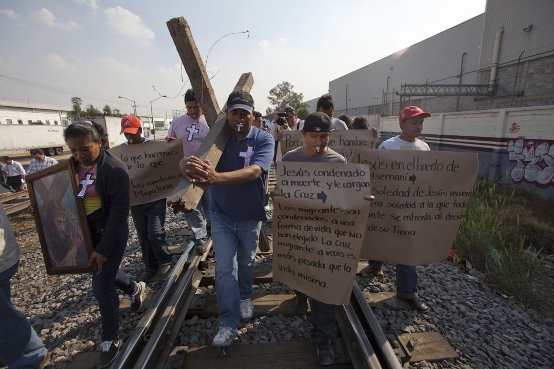 Migrantes viacrucis Foto Miguel Dimayuga