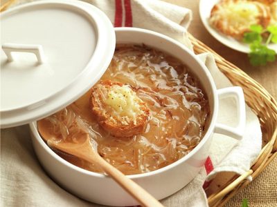 Un clásico que nunca falla: la mejor receta de sopa de cebolla para ir a dormir con el corazón contento