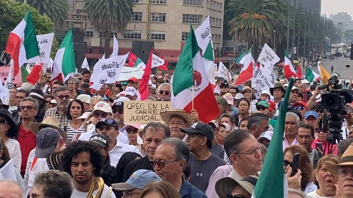 Realizan marcha contra de la elección al Poder Judicial en la Ciudad de México
