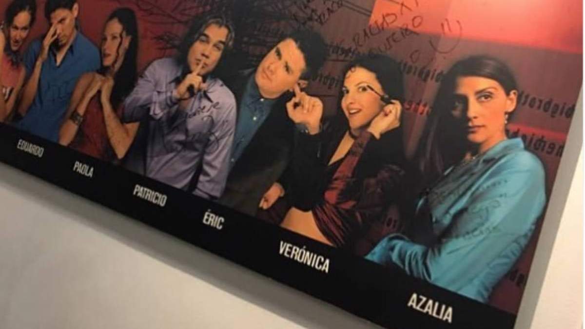 Azalia Ojeda, a la derecha, en un poster de su aparición en el reality televisivo