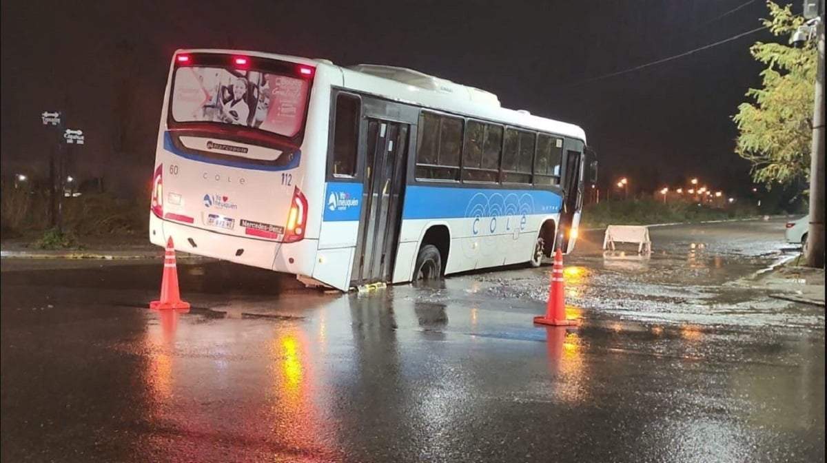 El ómnibus quedó con sus ruedas traseras dentro del socavón en el asfalto. Fuente: (Canal 7)