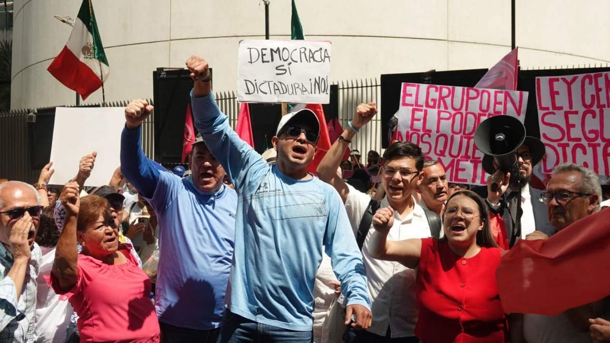 La protesta frente al Senado