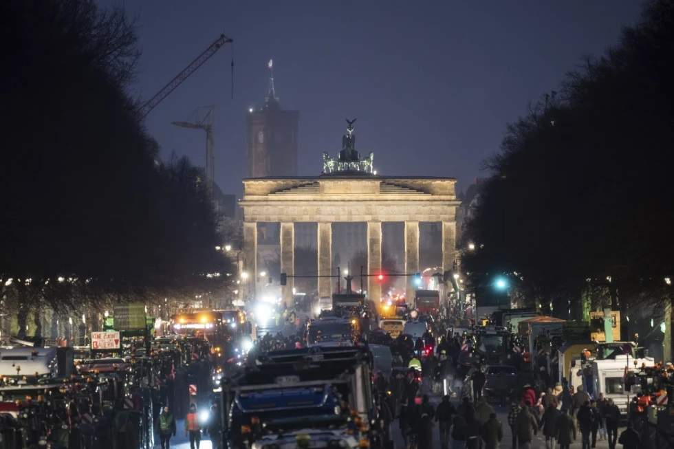 Tractores estacionados antes de una marcha de la Asociación de Agricultores Alemanes en la Puerta de Brandeburgo, en Berlín, el 14 de enero de 2024