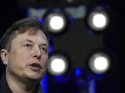 Musk vende casi 4 mil millones de dólares en acciones de Tesla