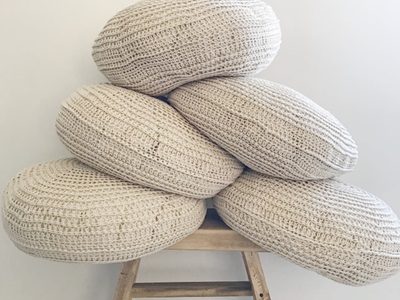 Con un trozo de cartón y esta idea increíble, hacé el almohadón más aesthetic y confortable sin gastar una fortuna