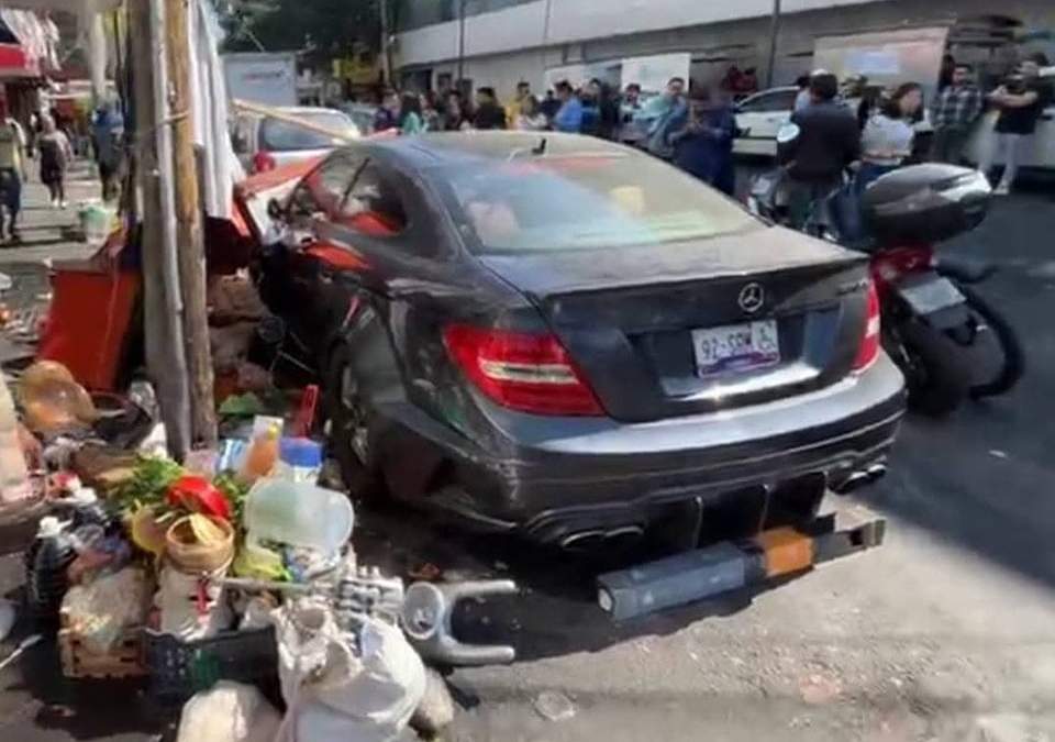 Mercedes Benz choca contra puestos semifijos de comida en la alcaldía Cuauhtémoc