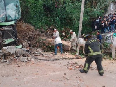 Aparatoso accidente de un autobús en la México-Cuernavaca deja 37 heridos