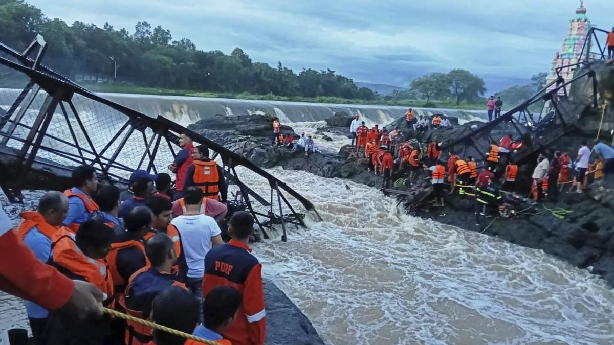Dos muertos y 32 heridos tras derrumbe de un puente en destino turístico en la India