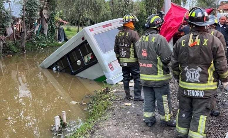 Microbús cae a canal de Xochimilco