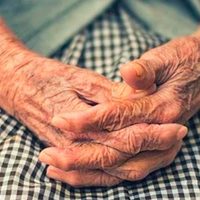 Alerta: detectan un caso positivo en otro hogar de abuelos