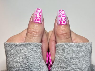 Nail art: diseños de uñas rosa con dorado que quedan genial con el furor de "Barbie"
