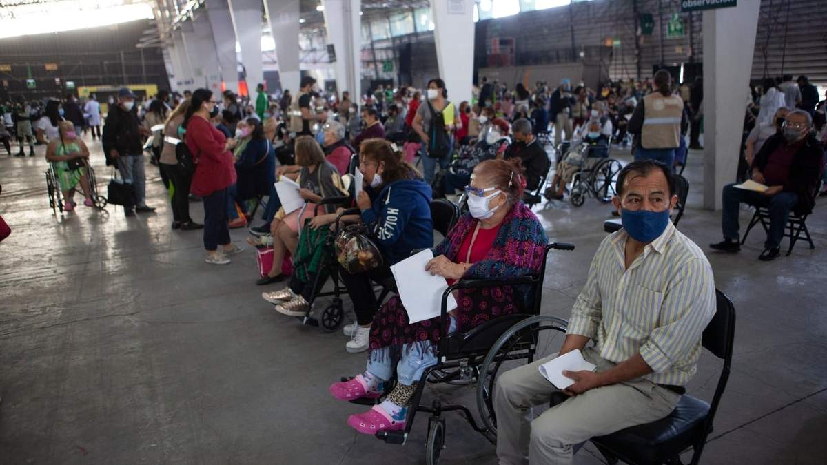 Aplicación de vacunas contra el covid-19 en el Palacio de los Deportes de la CDMX