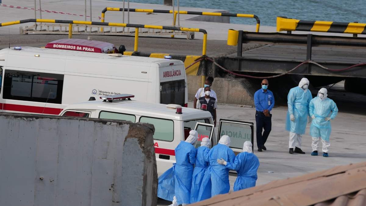 Personal sanitario con equipo de protección evacúa a pacientes del crucero MV Hondius el miércoles 6 de mayo de 2026, en un puerto de Praia, Cabo Verde