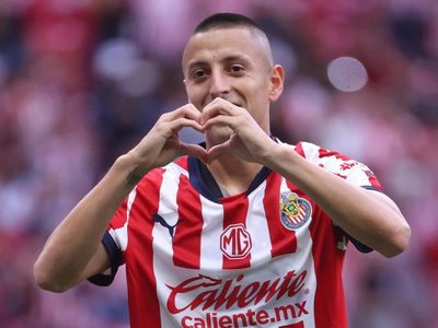 “Piojo” Alvarado fue el jugador de Chivas que lanzó el explosivo a la prensa; pide disculpas