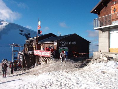 El deshielo de un glaciar modifica la frontera entre Italia y Suiza: un refugio está en disputa