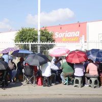 Maestros de Oaxaca toman plazas comerciales y supermercados