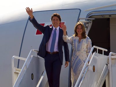 Justin Trudeau aterriza en el AIFA; AMLO, Gutiérrez Müller y Ebrard lo reciben