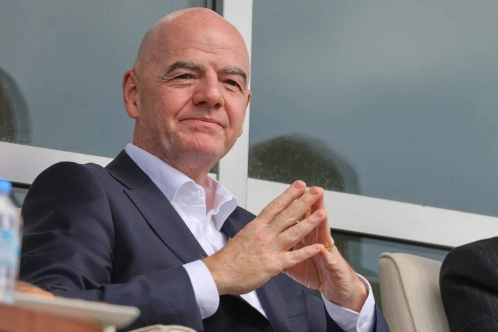 El presidente de la FIFA, Gianni Infantino, sigue de cerca un partido amistoso de fútbol entre Irán y Costa Rica en Antalya, al sur de Turquía, el martes 31 de marzo de 2026.