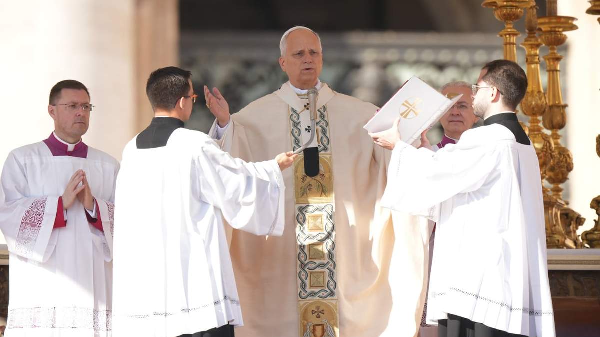 El Papa León XIV preside una misa en la plaza de San Pedro en el Vaticano, en la que canonizó a siete nuevos santos de la Iglesia católica, el domingo 19 de octubre de 2025