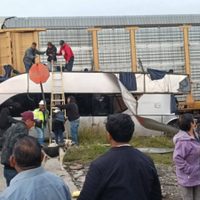 Tren embiste a autobús de pasajeros que intentó ganarle el paso en Atlacomulco; hay 10 muertos (Vide