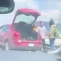 Tras pelea, automovilista avienta desde puente vehicular a un repartidor en Cuautitlán (Video)