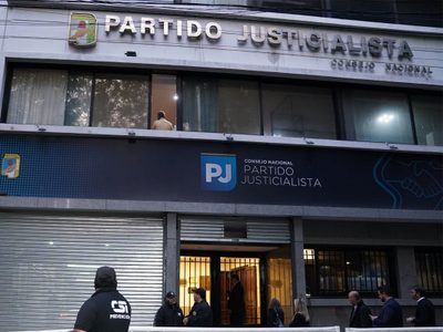 Los inesperados letreros que aparecieron en la sede del Partido Justicialista contra Máximo Kirchner