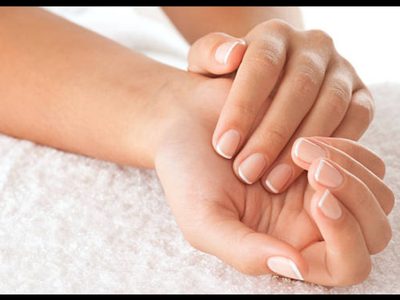 El Nail Art que deja atrás a las clásicas francesitas y al rojo intenso: así se lleva el brillo perlado que estiliza las manos