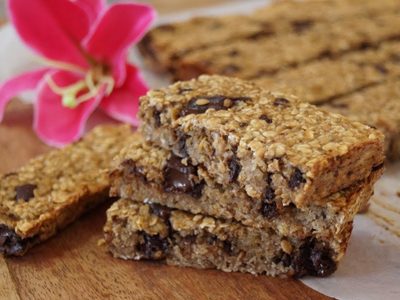 Barritas heladas con chocolate, avena y arándanos: increíblemente ricas para tu próxima merienda fit