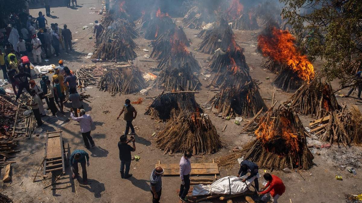 En la India se ha recurrido a la incineración en calles ante el aumento de casos