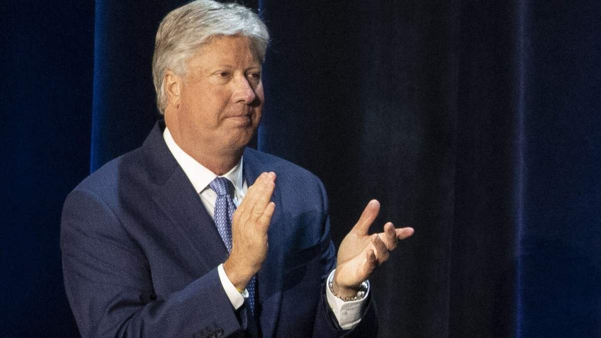 El pastor Robert Morris aplaude durante un debate en el Campus de Dallas de la Iglesia Gateway, el jueves 11 de junio de 2020 en Dallas