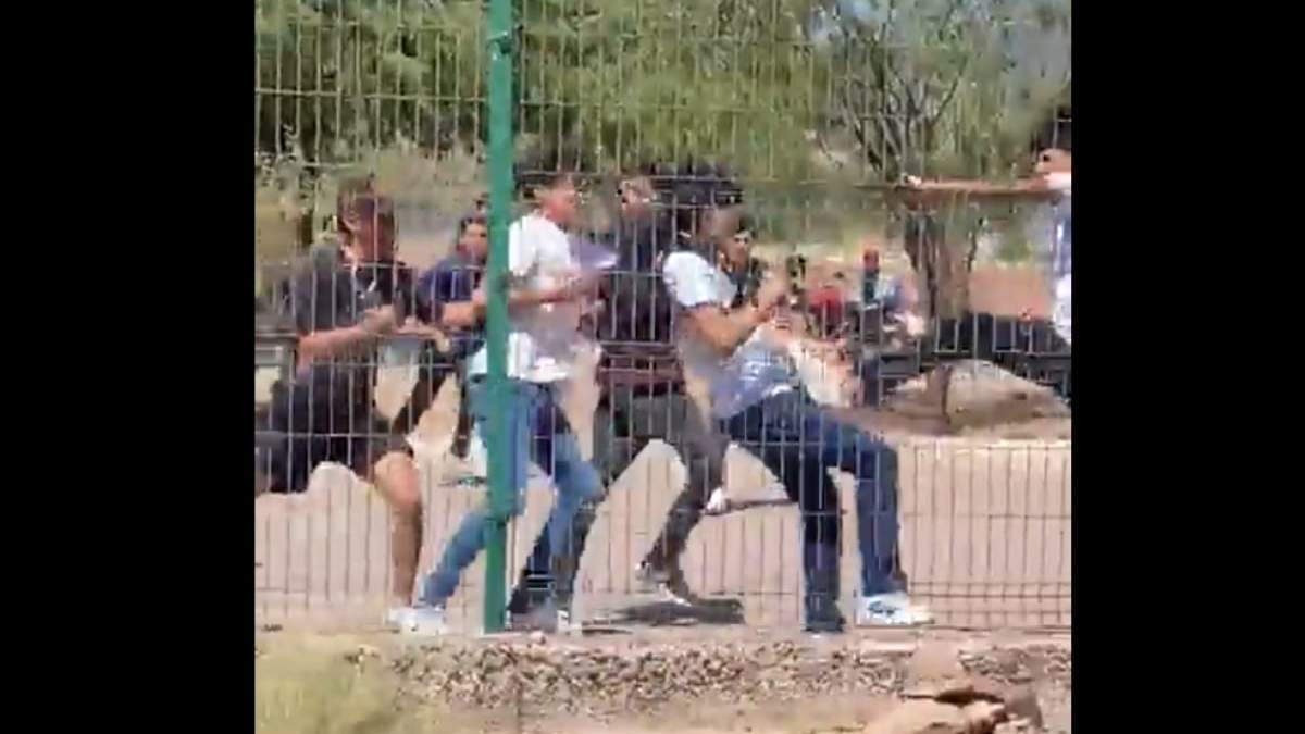 La agresión fue grabada por transeúntes