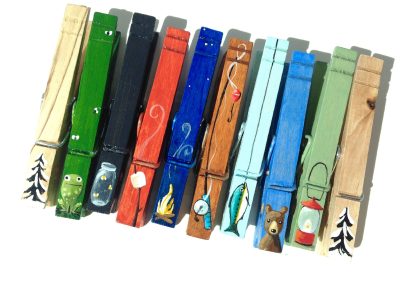 Nunca más tires los broches de la ropa rotos o viejos, transformalos en este coqueto organizador para tu escritorio
